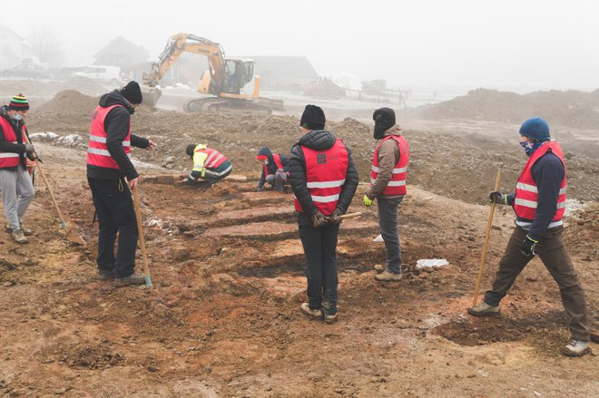 Skupina STIK med arheološkim izkopavanjem. FOTO: Eles