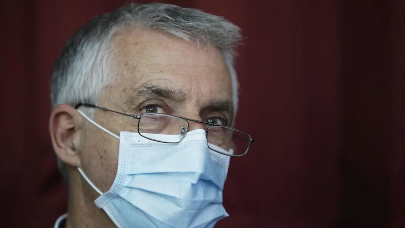 Fotografija: Minister Tomaž Gantar opozarja, da ostaja število zasedenih bolnišničnih postelj na navadnih in intenzivnih oddelkih za covidne bolnike visoko, izpostavil pa je tudi evropska opozorila pred prehitrim sproščanjem ukrepov. FOTO: Jure Eržen/Delo
