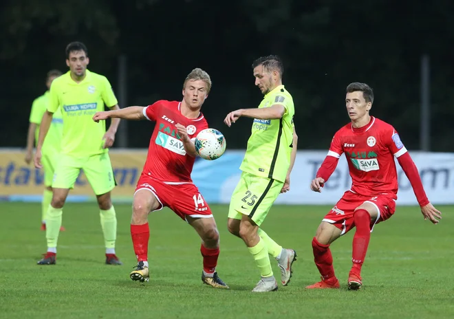 Koprčani (v rumenem) so strli tudi odpor Aluminija. FOTO: Tadej Regent