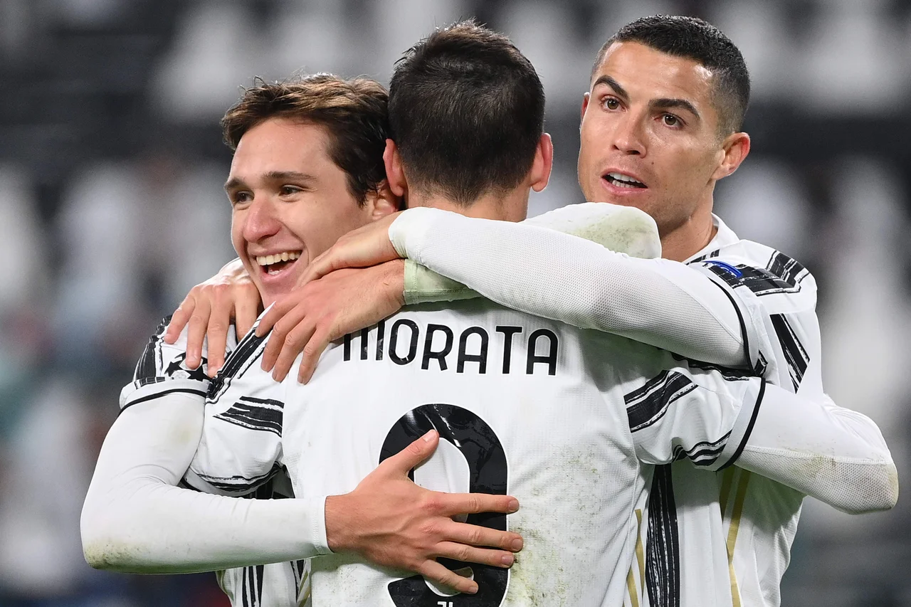 Fotografija: Veselje treh strelcev za Juventus: to so bili Federico Chiesa, Alvaro Morata in Cristiano Ronaldo. FOTO: Vincenzo Pinto/AFP