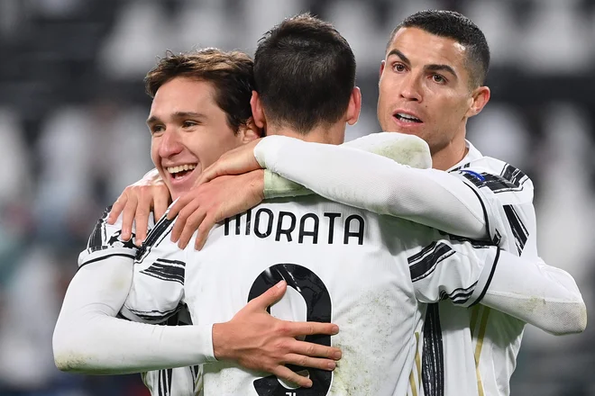 Veselje treh strelcev za Juventus: to so bili Federico Chiesa, Alvaro Morata in Cristiano Ronaldo. FOTO: Vincenzo Pinto/AFP