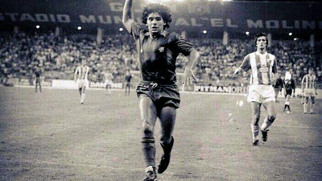 Samo deset minut so igrali in Maradona je dal gol. Najbrž na stadionu ni bilo niti enega navijača Barcelone, a vseeno se je zdelo, kot bi dala gol Crvena zvezda. FOTO: Arhiv Crvene zvezde