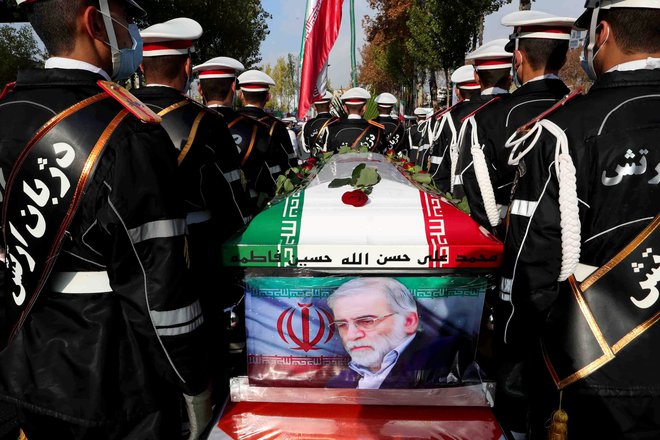 Jedrski fizik Mohsen Fahrizadeh, ki je bil ubit prejšnji teden v atentatu, na Zahodu velja za očeta iranskega programa razvoja jedrskega orožja. FOTO: Reuters
