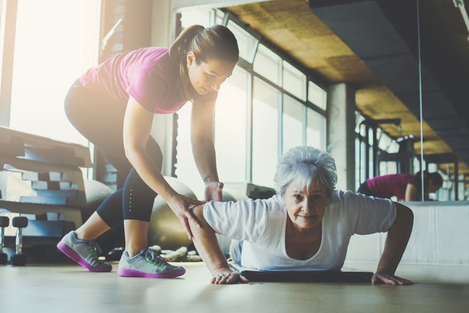 Pri starostnikih je pogost vzrok poškodb padec zaradi izgube ravnotežja, zato je redno izvajanje vaj za ravnotežje za starejšo populacijo bistveno. FOTO: Shutterstock