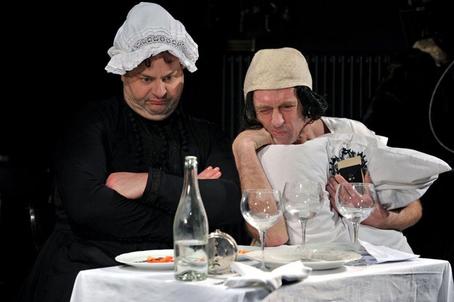 Jernej Šugman in Janez Škof v komediji <em>Ko sem bil mrtev</em>. FOTO: Peter Uhan