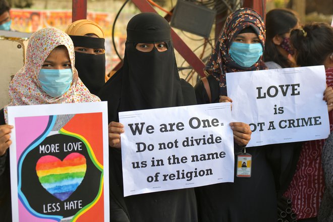 V Bangaloreju so nevladne organizacije in zaščitniki človekovih pravic ta teden organizirali proteste proti novemu zakonu proti »ljubezenskemu džihadu«, ki da ločuje ljudi po veri. FOTO: Manjunath Kiran/AFP
