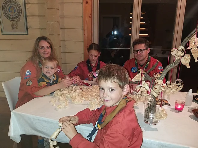 V skavtski družini Jelovčan iz Kamnika je pri izdelovanju sodeloval tudi najmlajši udeleženec iz Slovenije, triletni Job. Foto osebni arhiv Erike Klemenc