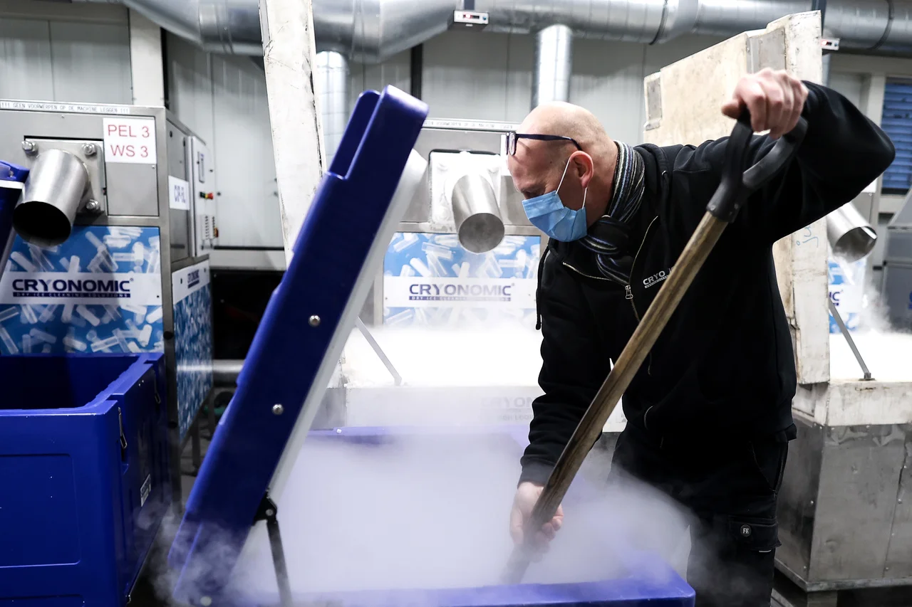 Fotografija: Ministrstvo za zdravje bo v kratkem izdalo razpis za dve veliki zamrzovalni omari, ki ju bo upravljal NIJZ, in 20 manjših za prav toliko bolnišnic, v katerih bodo regijski cepilni centri.
FOTO: Kenzo Tribouillard/AFP