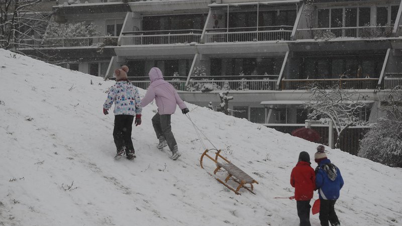 Fotografija: Otroci se bodo še nekaj časa srečevali le zunaj, ne v šolah. FOTO: Leon Vidic/Delo