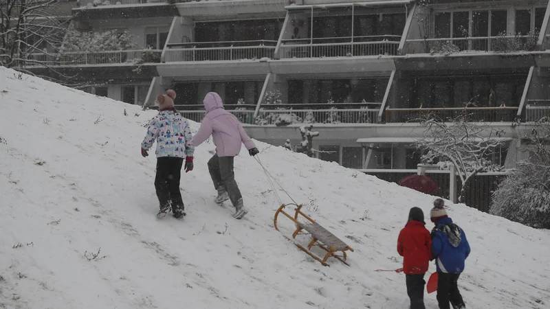 Fotografija: Otroci se bodo še nekaj časa srečevali le zunaj, ne v šolah. FOTO: Leon Vidic/Delo