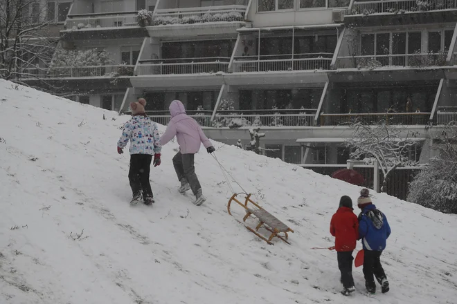 Otroci se bodo še nekaj časa srečevali le zunaj, ne v šolah. FOTO: Leon Vidic/Delo