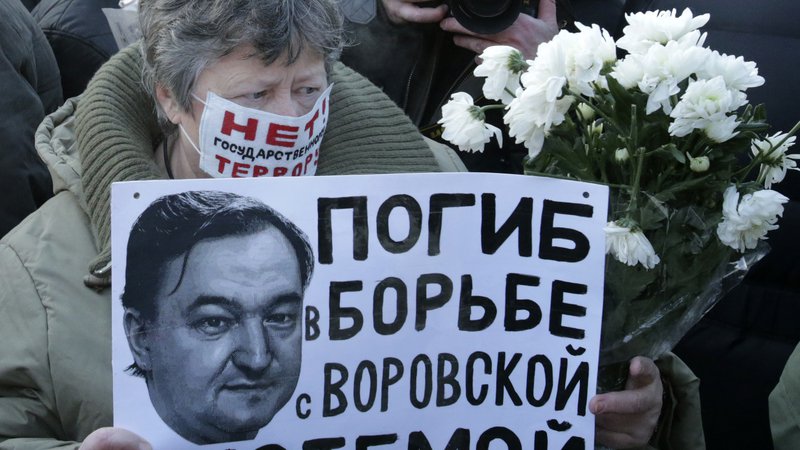 Fotografija: Pokojni ruski odvetnik Sergej Magnitski je v zadnjem desetletju simbol boja proti kršitvam človekovih pravic. Foto: Tatjana Makejeva/Reuters