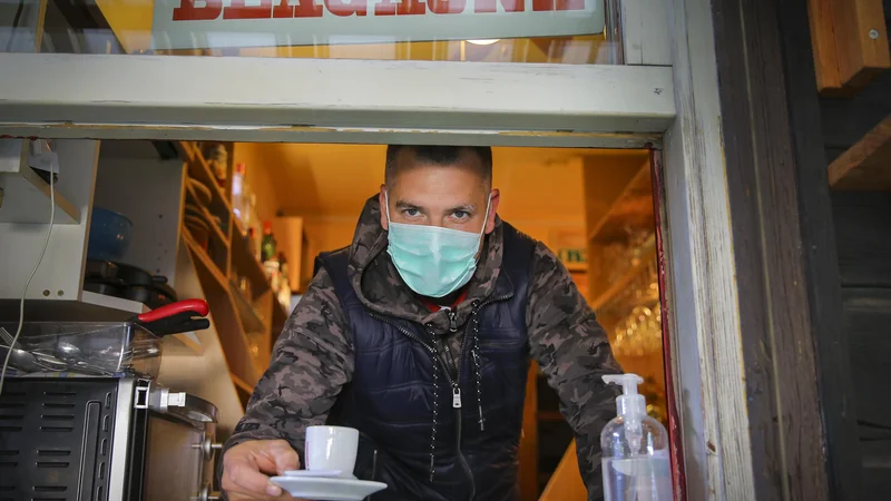 Podjetja, ki so zaprta ali delujejo omejeno, lahko koristijo pomoč za čakanje na delo, odlog davkov, delno kritje fiksnih stroškov, moratorij na kredite. FOTO: Jože Suhadolnik/Delo