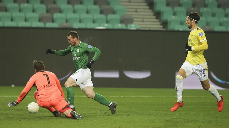 Fotografija: Takole je Đorđe Ivanović v prvem polčasu matiral mariborskega vratarja Ažbeta Juga. FOTO: JoŽe Suhadolnik