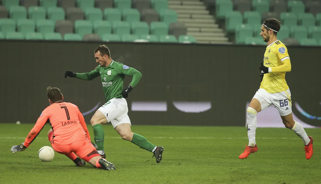 Fotografija: Takole je Đorđe Ivanović v prvem polčasu matiral mariborskega vratarja Ažbeta Juga. FOTO: JoŽe Suhadolnik