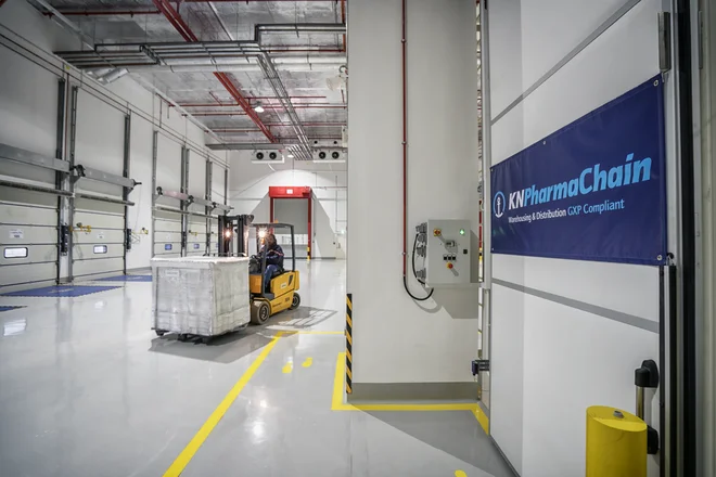 V logistični skupini Kuehne+Nagel so potrdili pogovore s proizvajalci, pravijo, da so pripravljeni na logistiko s cepivi. FOTO: Arhiv Podjetja