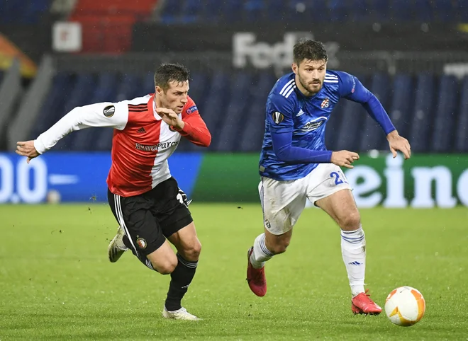 Nogometaši zagrebškega Dinama (na fotografiji desno Bruno Petković) so v gosteh premagali igralce Feyenoorda (Uroš Spajić). FOTO: Piroschka Van De Wouw/Reuters