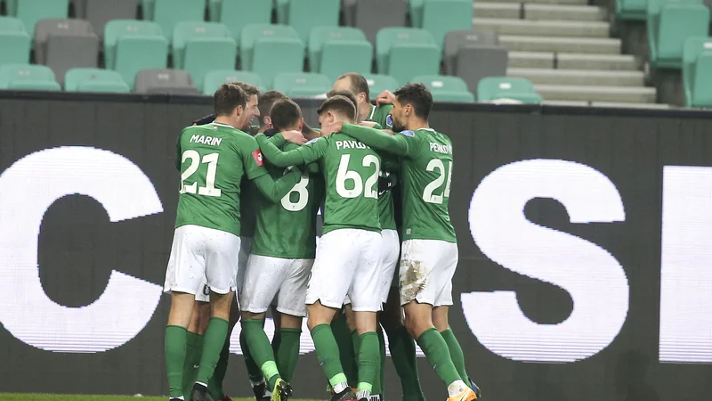 Fotografija: Nogometaši Olimpije so se takole veselili zaslužene zmage. FOTO: Jože Suhadolnik/Delo