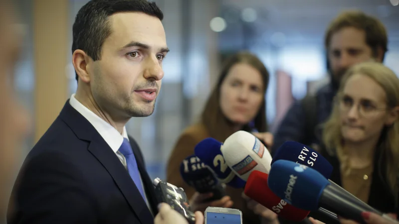 Fotografija: Edini kandidat za vodenje stranke Matej Tonin se v drugi dvoletni mandat na čelu stranke podaja z 95,7-odstotno podporo stranke, kar je celo za tri odstotne točke več kot pred dvema letoma, ko je vodenje prevzel od Ljudmile Novak. FOTO: Jure Eržen/Delo