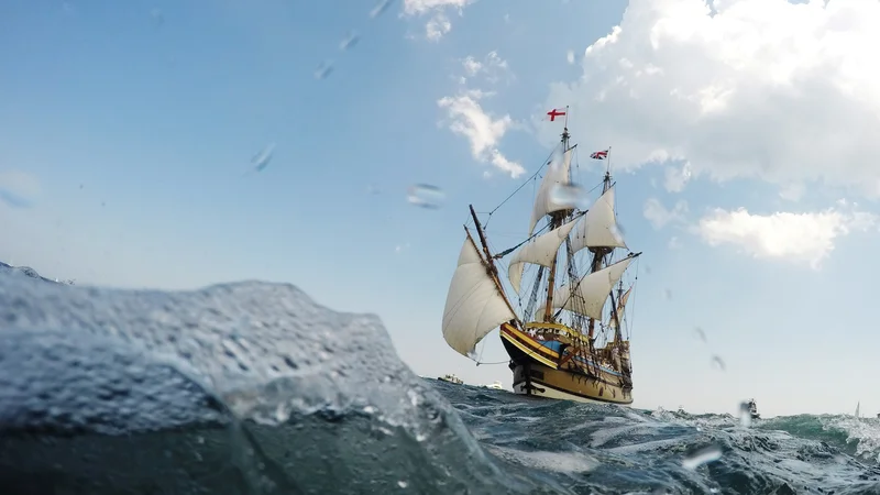 Fotografija: Mayflower II, replika ladje, ki je pred štiristo leti priplula v Plymouth. FOTO: Brian Snyder/Reuters