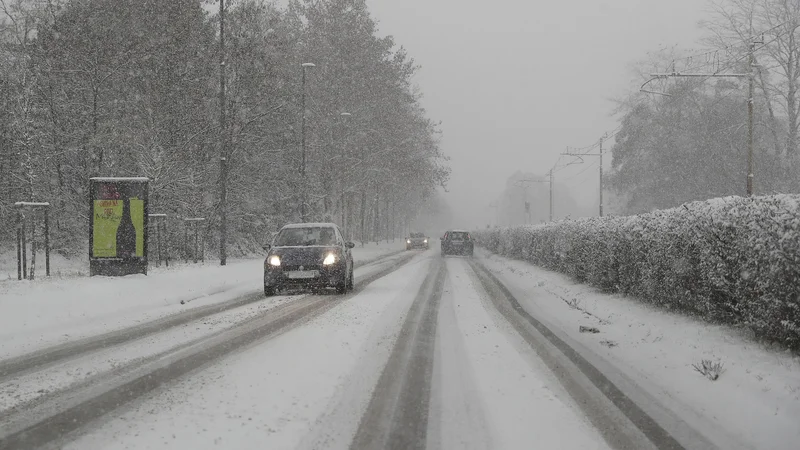 Fotografija: Ko zapade sneg, se pokaže, zakaj so potrebne zimske pnevmatike, a je poleg tega potreben tudi ustrezen in še posebej zbran način vožnje.
Foto Leon Vidic