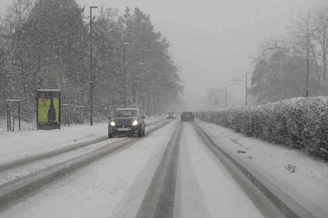 Ko zapade sneg, se pokaže, zakaj so potrebne zimske pnevmatike, a je poleg tega potreben tudi ustrezen in še posebej zbran način vožnje.<br />
Foto Leon Vidic