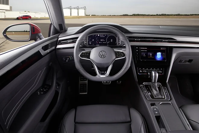 Notranjost arteona zaznamujejo žlahtni materiali in ravno prav digitalizacije. Foto Volkswagen