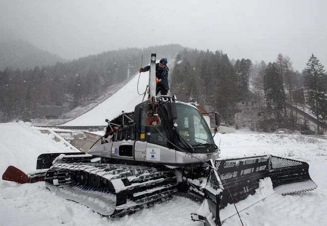 V zadnjih dneh so morali celo odstranjevati sneg z letalnice. FOTO: Matej Družnik/Delo