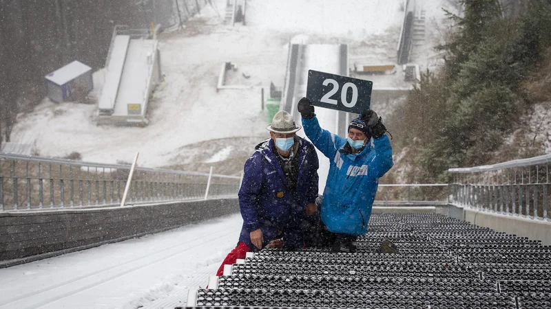 Fotografija: S katerega zaletnega mesta se bodo tokrat spuščali skakalci? Na finalu svetovnega pokala 2018/19 je denimo Japonec Rjoju Kobajaši s prvega dosegel hitrost 100,9 km/h in na močnem vzgorniku odjadral do 248 metrov. FOTO: Matej Družnik/Delo