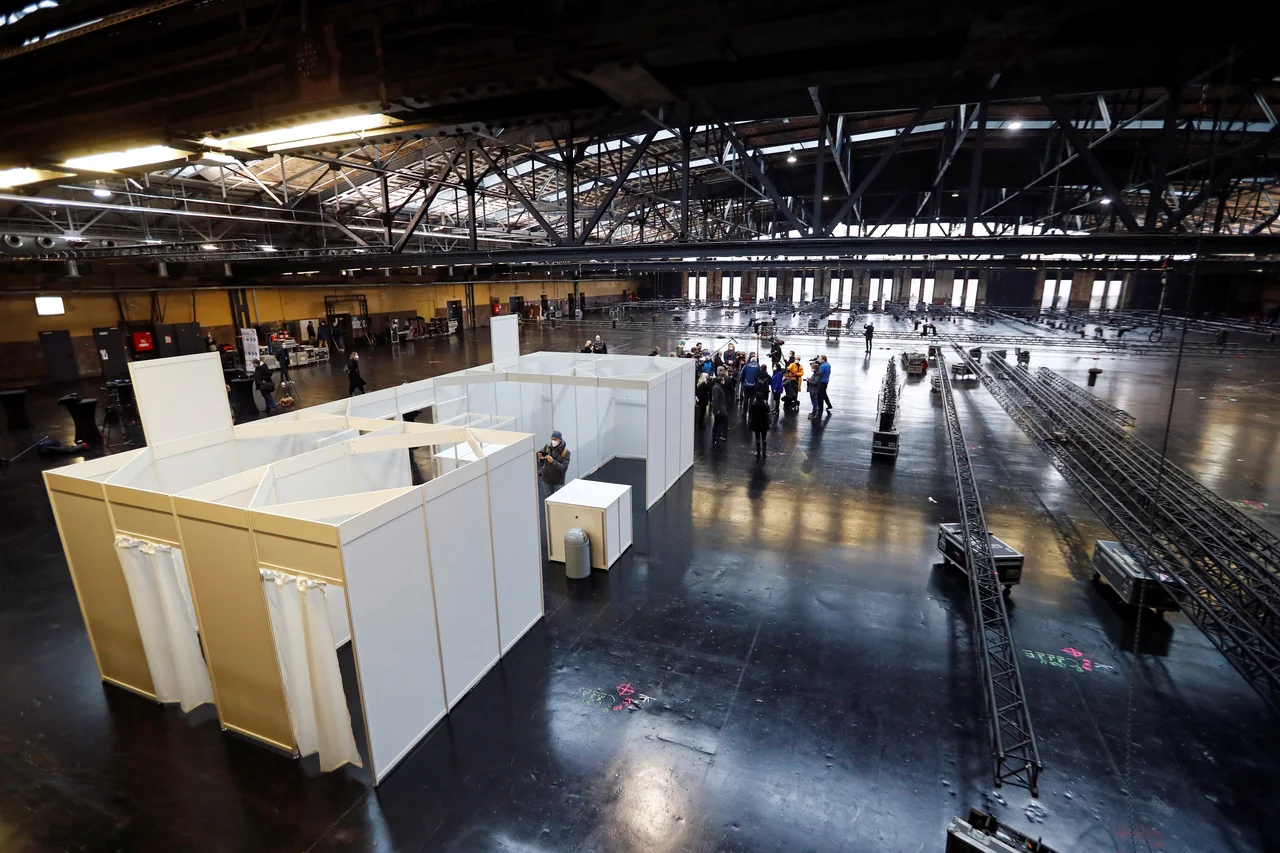 Fotografija: Center za cepljenje v berlinski Areni FOTO: Fabrizio Bensch/Reuters