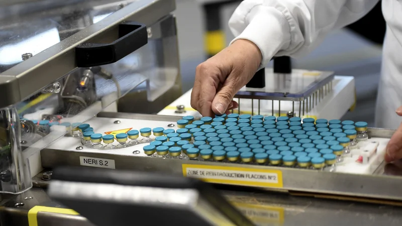 Fotografija: Farmacije koronakriza ni prizadela, a proizvodnja se krepi tudi v drugih dejavnostih. FOTO: Francois Lo Presti/AFP