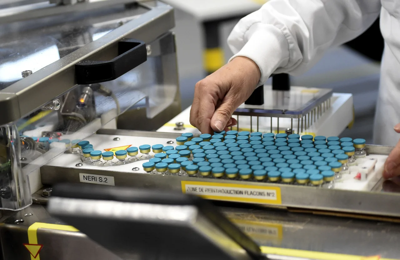 Fotografija: Farmacije koronakriza ni prizadela, a proizvodnja se krepi tudi v drugih dejavnostih. FOTO: Francois Lo Presti/AFP