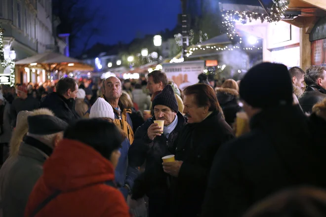 Božično-novoletni sejem v Stari Ljubljani iz leta 2017 je zdaj le oddaljen spomin. FOTO: Blaž Samec/Delo