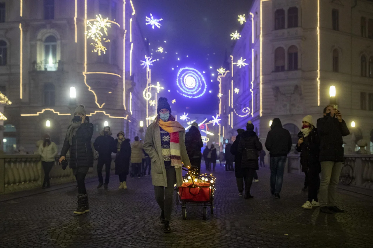 Fotografija: Ljubljana je letos zvečer bolj prazna kot v prejšnjih letih. FOTO: Voranc Vogel/Delo