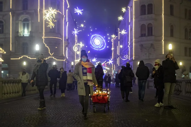 Ljubljana je letos zvečer bolj prazna kot v prejšnjih letih. FOTO: Voranc Vogel/Delo