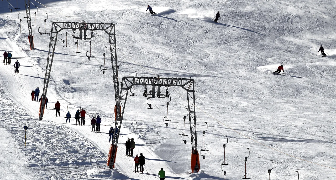 Fotografija: Da, smučati ali ne smučati, to je pred novoletno sezono za Evropejce veliko vprašanje. FOTO: Matej Družnik/Delo