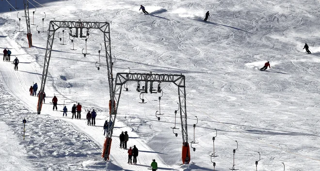 Da, smučati ali ne smučati, to je pred novoletno sezono za Evropejce veliko vprašanje. FOTO: Matej Družnik/Delo