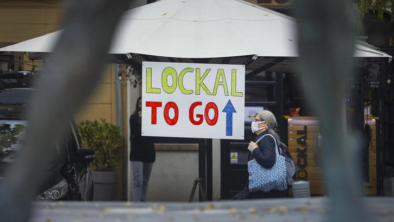 Fotografija: Gostinci, ki zdaj omogočajo osebni prevzem hrane in pijače, bodo morali od ponedeljka iz ponudbe izvzeti alkoholne pijače. Foto Jože Suhadolnik