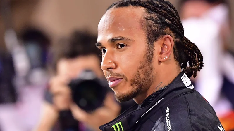 Fotografija: Lewis Hamilton po zmagi na prvi dirki v Bahrajnu ni slutil, kaj ga čaka. FOTO: Giuseppe Cacace/AFP