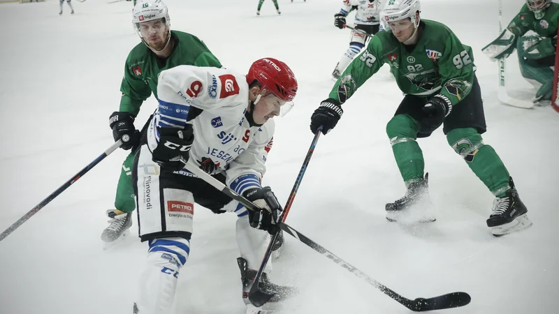 Fotografija: Patrik Rajsar (9) je popeljal Jeseničane v vodstvo, sledili pa so štirje goli v mreži njegovega moštva. FOTO: Uroš Hočevar