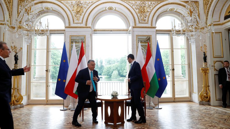 Fotografija: Pričakovati je, da bosta Poljska in Madžarska na koncu le popustili.
FOTO: Kacper Pempel/Reuters