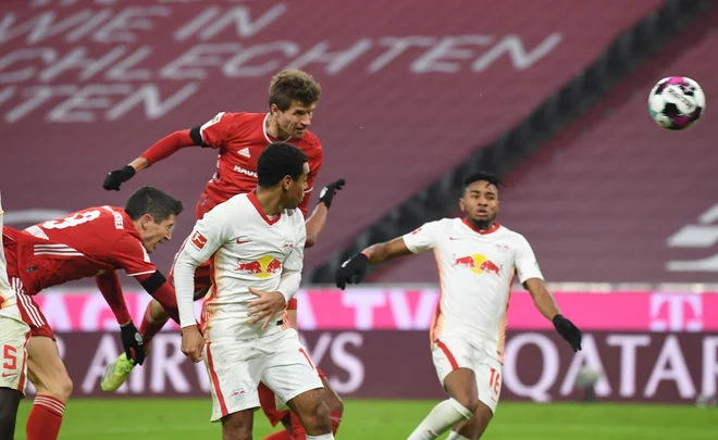 Thomas Müller je dvakrat zadel za Bavarce, pri čemer je z drugim golom preprečil poraz. FOTO: Andreas Gebert/AFP