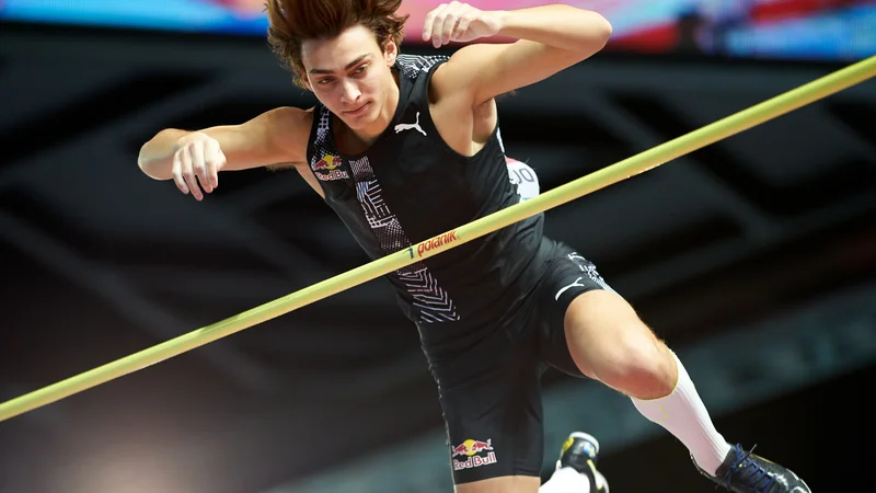 Fotografija: Armand Duplantis je v minuli sezoni dvakrat izboljšal svetovni rekord v dvorani. FOTO: Lukasz Szelag/AFP