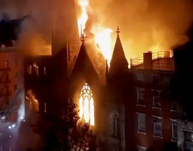 Newyorški gasilci so gašenje označili za kompleksno nalogo, štirje med njimi so se poškodovali. FOTO: Duke Todd via Reuters.