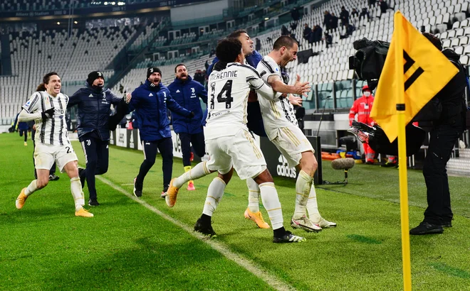 Zmagovalca mestnega dvoboja je v 89. minuti odločil Leonardo Bonucci. FOTO: Massimo Pinca/Reuters
