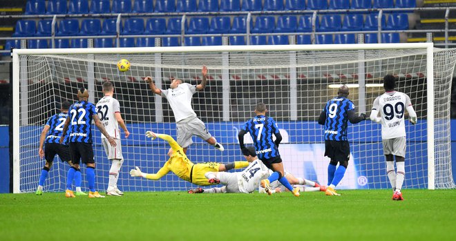 Milanski Inter je proti Bologni podaljšal zmagoviti niz na 3 tekme. FOTO: Daniele Mascolo/Reuters