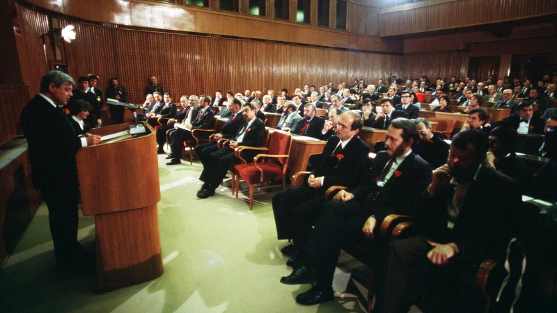 Fotografija: Predsednik predsedstva Milan Kučan med nagovorom poslancev skupščine pri sprejemanju zakona o plebiscitu. FOTO: Igor Modic
