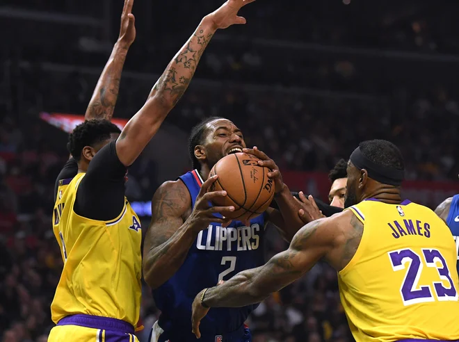 Mestni derbi Los Angelesa z glavnimi zvezdniki, kot so Kawhi Leonard (v sredini), LeBron James in Anhony Davis, bo odprl še drugo pandemijsko sezono NBA. FOTO: Harry How/AFP.