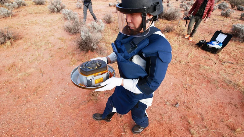 Fotografija: Kapsula s kamenjem z asteroida Rjugu je pristala nepoškodovana. FOTO: Jaxa/Reuters