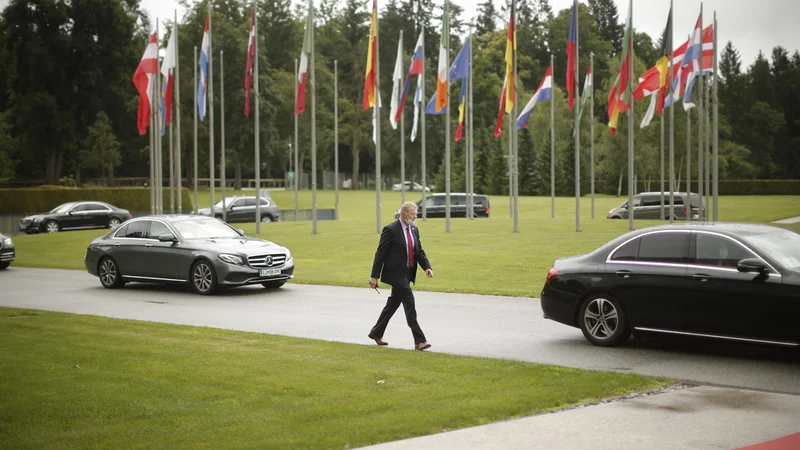 Fotografija: V bruseljskem mehurčku zaradi akivnosti Janševe vlade, kjer ima pomembno vlogo zunanji minister Anže Logar, že prevladuje ocena, da je slovensko predsedovanje svetu EU leta 2021 mrtvo. FOTO: Jure Eržen/Delo